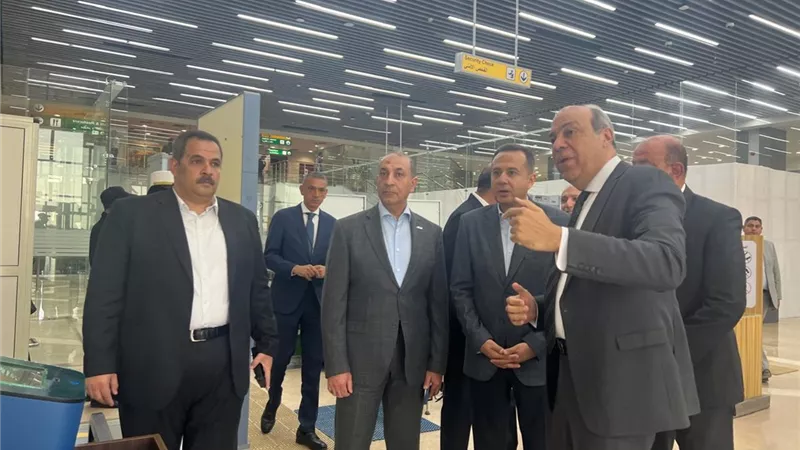 وزير الطيران يتفقد مطار العلمين لمتابعة وتقييم تجربه سفر الراكب