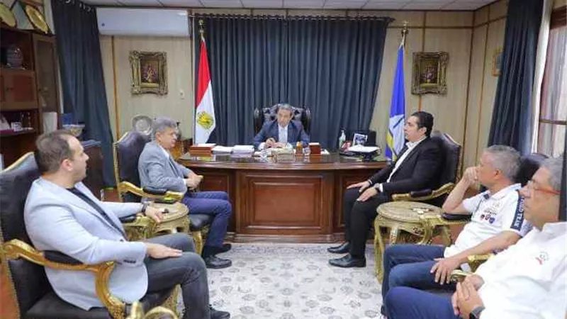 محافظ دمياط يبحث مع ممثلى الغرفة التجارية آليات دعم الصناعات