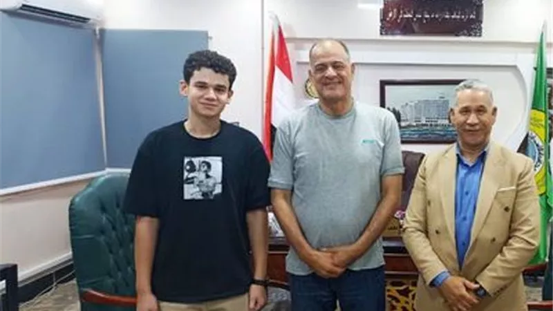 مدير تعليم الإسماعيلية يكرم العاشرعلى الجمهورية علمي رياضة