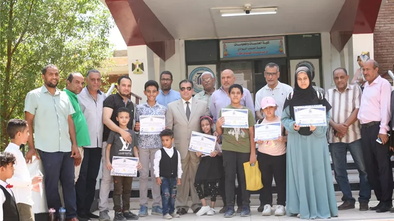 رئيس جامعة جنوب الوادي يسليم شهادات برامج المدرسة الرقمية للأطفال