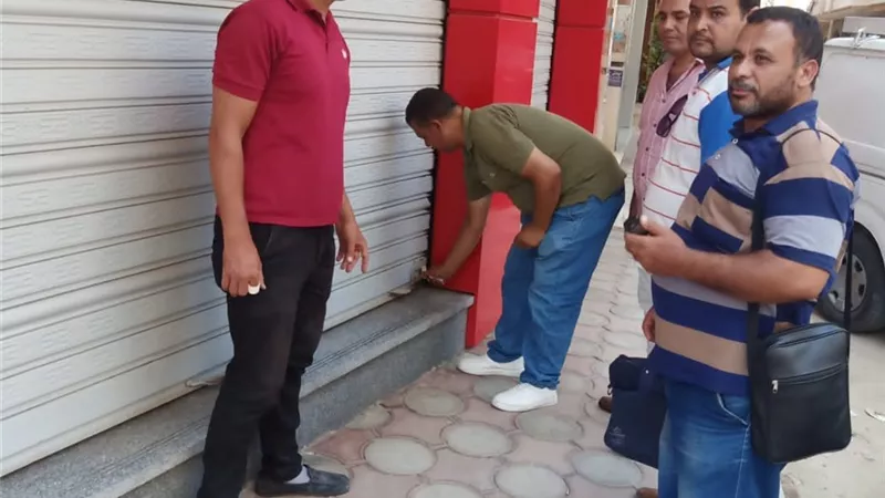 غلق و تشميع ٨ محلات تعمل بدون ترخيص بدمنهور