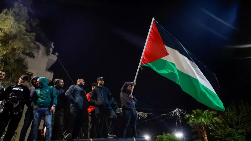 الاحتلال الإسرائيلي يفرج عن الأسير الفلسطيني بسام عبيد بعد 20 عامًا في الاعتقال