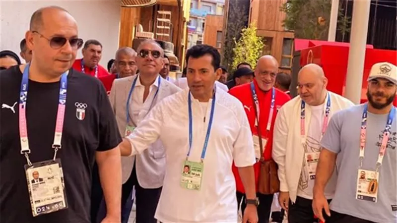 أشرف صبحي يجتمع بالبعثة المصرية بعد خسارة الفراعنة أمام المغرب