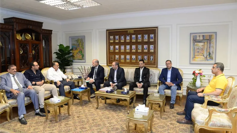 محافظ أسيوط يلتقى رئيس شركة الوجه القبلى لإنتاج الكهرباء للتهنئة بتعيينه