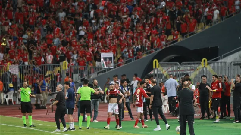لاعبو الأهلي يحتفلون مع الجماهير ببطولة الدوري - شاهد