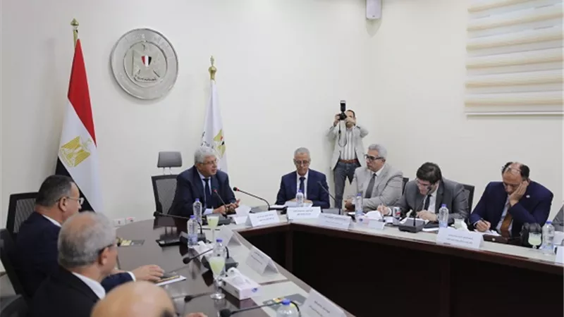 وزير التعليم العالي يناقش اللائحة الداخلية لتنظيم عمل الجامعات الأهلية