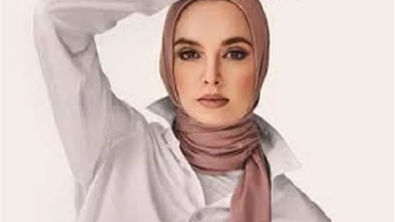 كشف العنق وإظهار مُقدمة الشعر موضات الحجاب الحديثة ..هذا حكمها