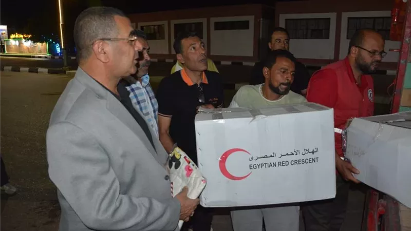 قافلة مساعدات إنسانية لأهالى الأربعين بالوادى الجديد.صور
