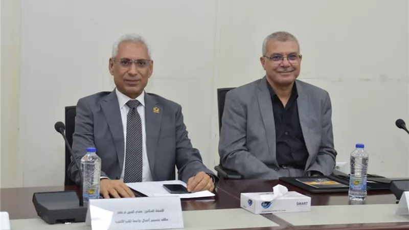 رئيس جامعة الزقازيق يشارك في اجتماع وزير التعليم العالى برؤساء الجامعات الأهلية