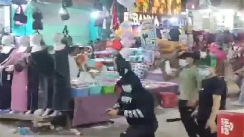 تفاصيل فيديو لأشخاص يحملون أسلحة بيضاء وقيامهم بترويع المواطنين