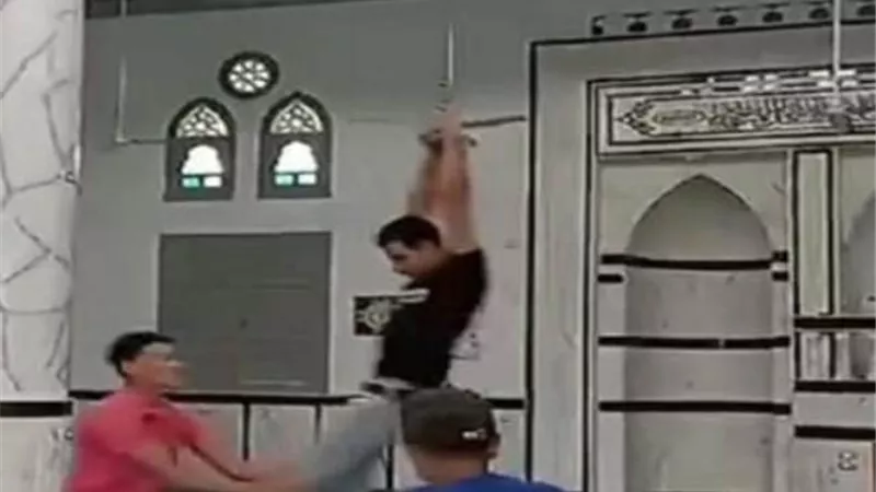فيديو من سنتين.. تفاصيل قيام عدد من الأشخاص باللهو داخل مسجد بالدقهلية