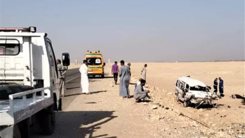 مصرع 2 وإصابة 9 في انقلاب ميكروباص بالطريق الصحراوي الغربي بقنا