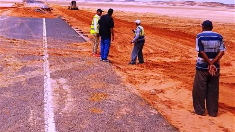 محافظ أسوان يتابع رفع كفاءة طريق قسطل وشفط كافة مياه السيول