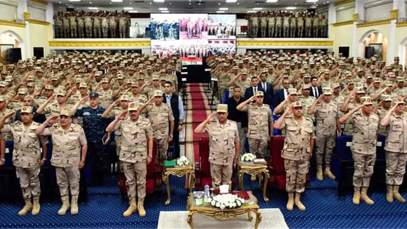 وزير الدفاع يلتقى بعدد من رجال القوات المسلحة بالمنطقة الجنوبية العسكرية