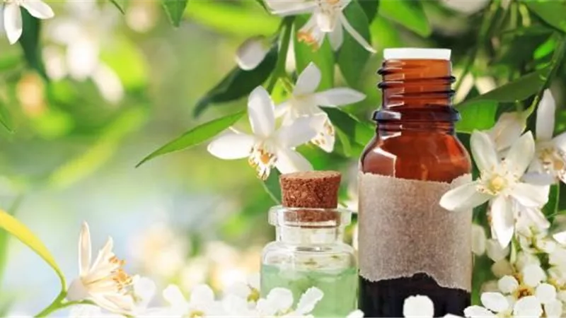 أسباب تجعلك تستخدم ماء الزهر لبشرتك