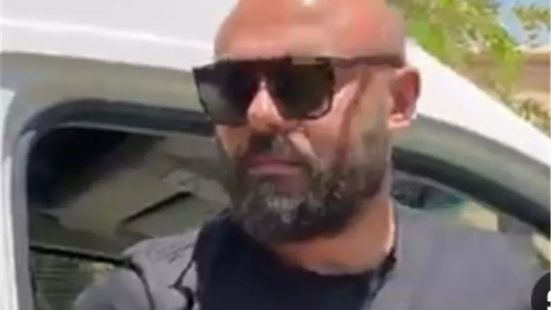 الحزن يسيطر على أحمد صلاح حسني فى جنازة والده