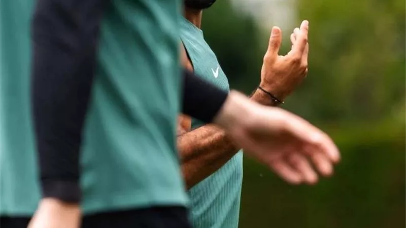 شاهد حوار ضاحك بين محمد صلاح وأرنولد خلال تدريبات ليفربول ..فيديو