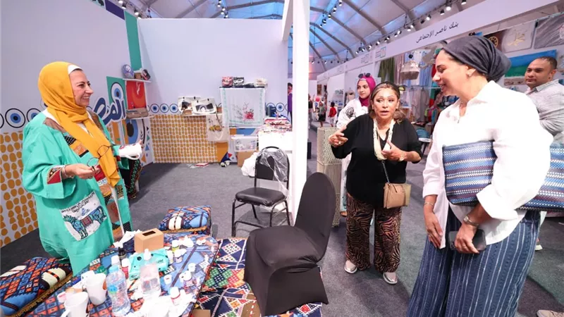 السفيرة منى عمر تشيد بمعرض تنمية الأسرة المصرية بالعلمين الجديدة