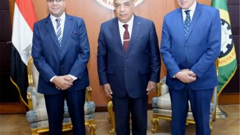 محافظ الدقهلية يكرم سكرتير عام المحافظة ووكيل وزارة التضامن