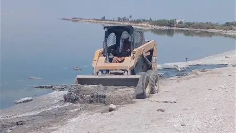 رفع ٣٠٠ طن مخلفات صلبة من شاطئ بحيرة قارون