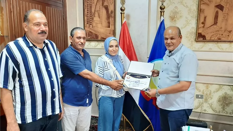 رئيس مدينة رشيد يكرم الاولى على دبلوم المدارس الصناعية بالجمهوية