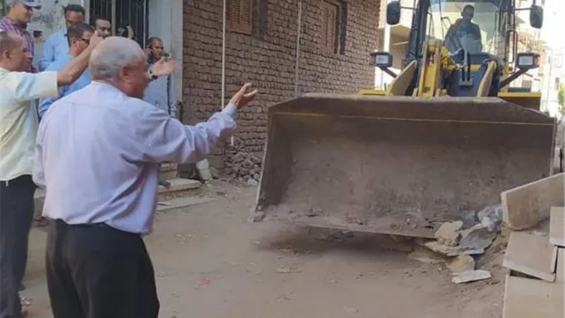 رئيس مركز ديرمواس يقود حملة لإزالة التعديات على أملاك الدولة