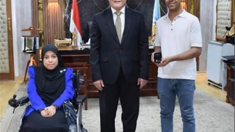 جامعة سوهاج تهدي طالبة وطالب من ذوي الهمم كرسي متحرك