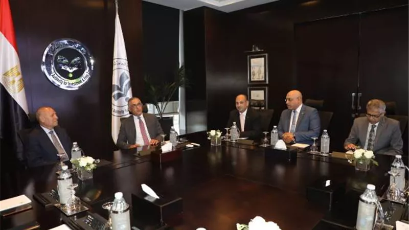 محافظة القاهرة وهيئة الاستثمار يبحثان فرص جذب المشروعات الاجنبية والمحلية