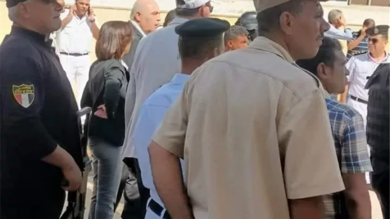 محافظ البحيرة تتابع السيطرة على حريق بمحطة محولات ايتاى البارود