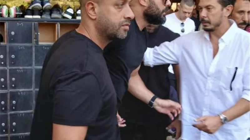 أحمد صلاح حسني يستقبل عزاء والده على المقابر