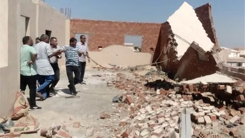 رئيس جهازالشروق يُزيل دور مخالف بأحد العقارات السكنية.. بالصور