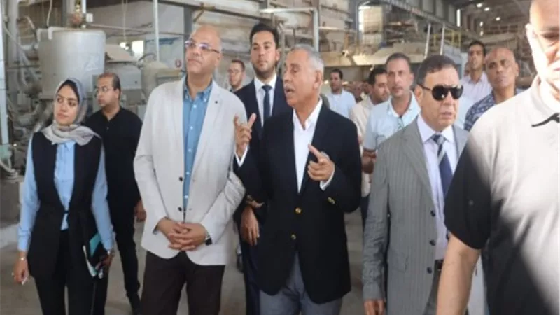 محافظ القليوبية: الدولة حريصة على تقديم تيسيرات لجذب المستثمرين لدعم الصناعة