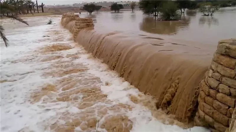 اليابان تحذر مواطنيها من سيول وأمطار جارفة بعد وصول الإعصار ماريا