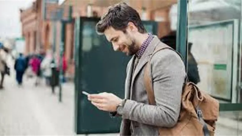 احذر من مخاطر استخدام الهاتف أثناء المشي