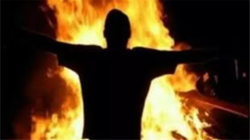 لمروره بأزمة نفسية.. إشعال محامي النار في جسده بأبو النمرس