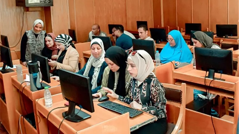 توافد طلاب الثانويه لتسجيل الرغبات بجامعة بنى سويف