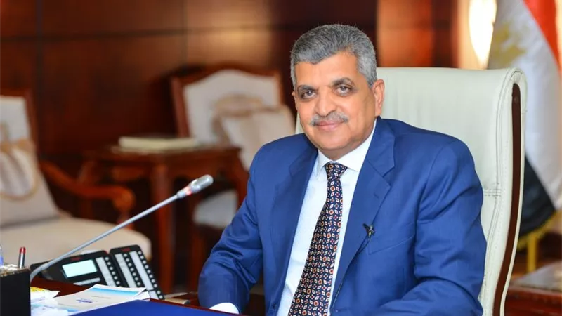 مد خدمة أسامة ربيع رئيسًا لمجلس إدارة هيئة قناة السويس لمدة عام
