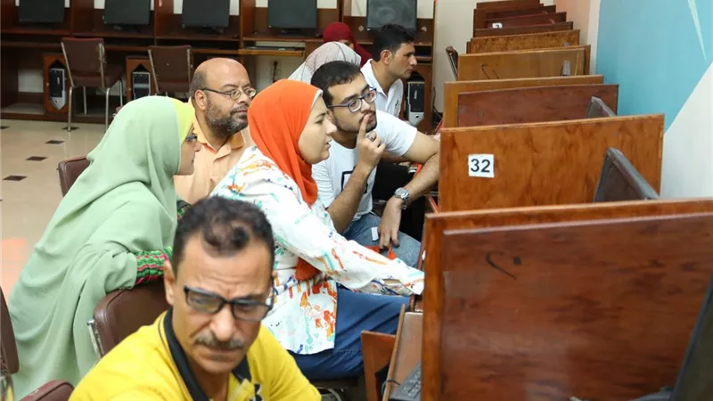 إقبال متزايد في مكتب التنسيق الإلكتروني بجامعة الزقازيق