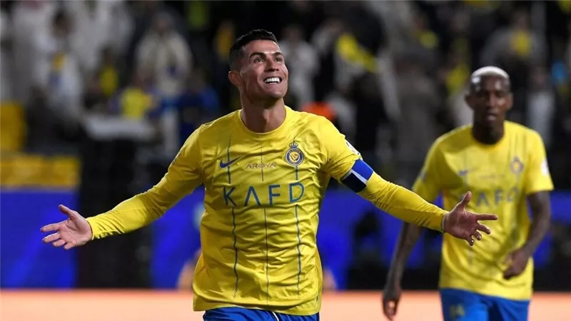 فيديو.. رونالدو يمازح مشجع النصر: 