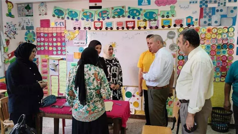 مدير تعليم دميـاط يتابع تجهيزات المدارس للعام الدراسي الجديد