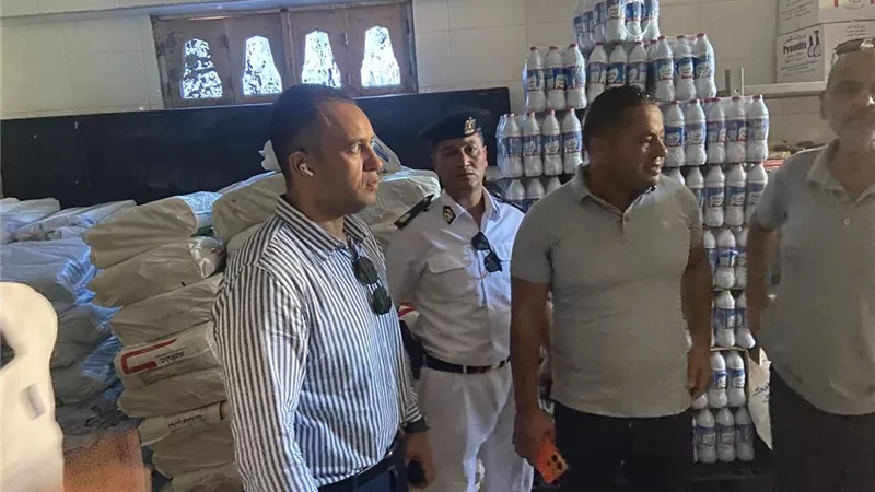 رئيس جهاز دمياط الجديدة يقود حملة لتنفيذ قرارات الغلق للمحلات المخالفة
