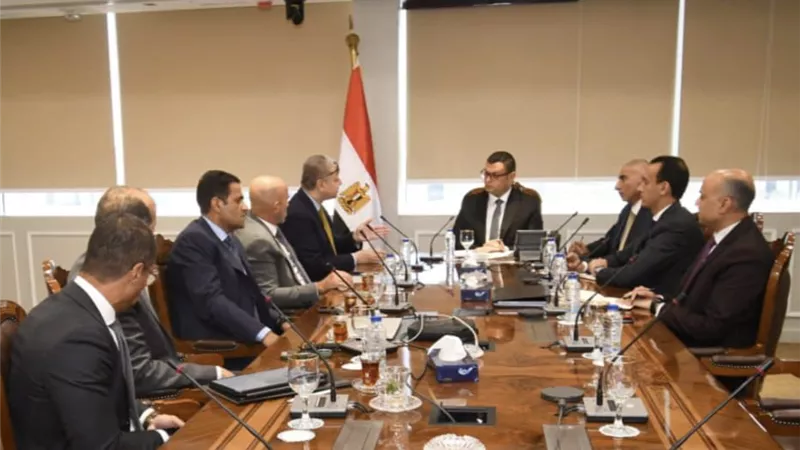 وزير الإسكان يتابع الموقف التنفيذى لمشروع أبراج الداون تاون وبحيرات العلمين
