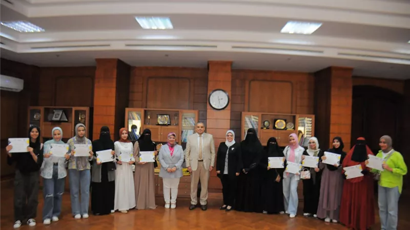 رئيس جامعة كفر الشيخ يكرم الطلبة مجتازي الدورات التدريبية