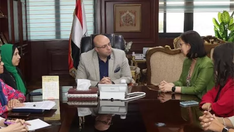 محافظ بني سويف يلتقي مسؤولي مكتب