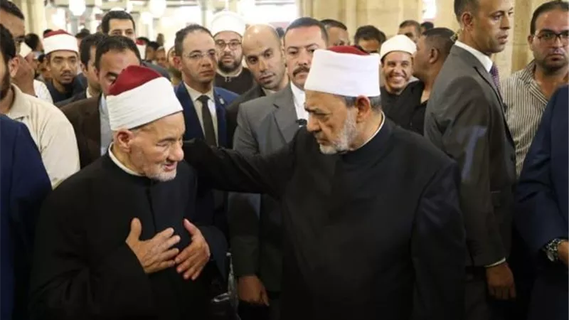 شيخ الأزهر يؤدي صلاة الجنازة على زوجة الدكتور حسن الشافعي
