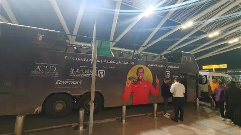 حافلتان تحملان اسم احمد الجندي وسارة سمير تصلان مطار القاهرة .. فيديو