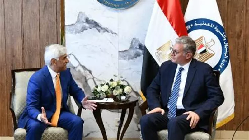 وزير البترول يبحث مع رئيس 