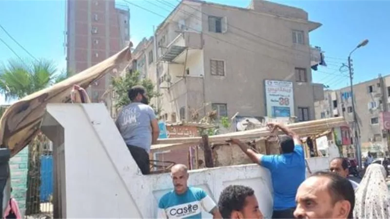 استجابة للأهالي..إزالة إشغالات شوارع منشية الشهداء بالإسماعيلية