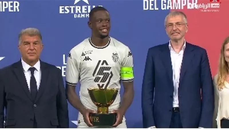شاهد .. دينيس زكريا يرفع كأس جوان جامبر بعد فوز موناكو أمام برشلونة