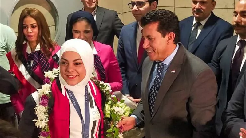 وصول أحمد الجندي وسارة سمير أبطال أولمبياد باريس.. والجماهير تستقبلهما بالمزمار